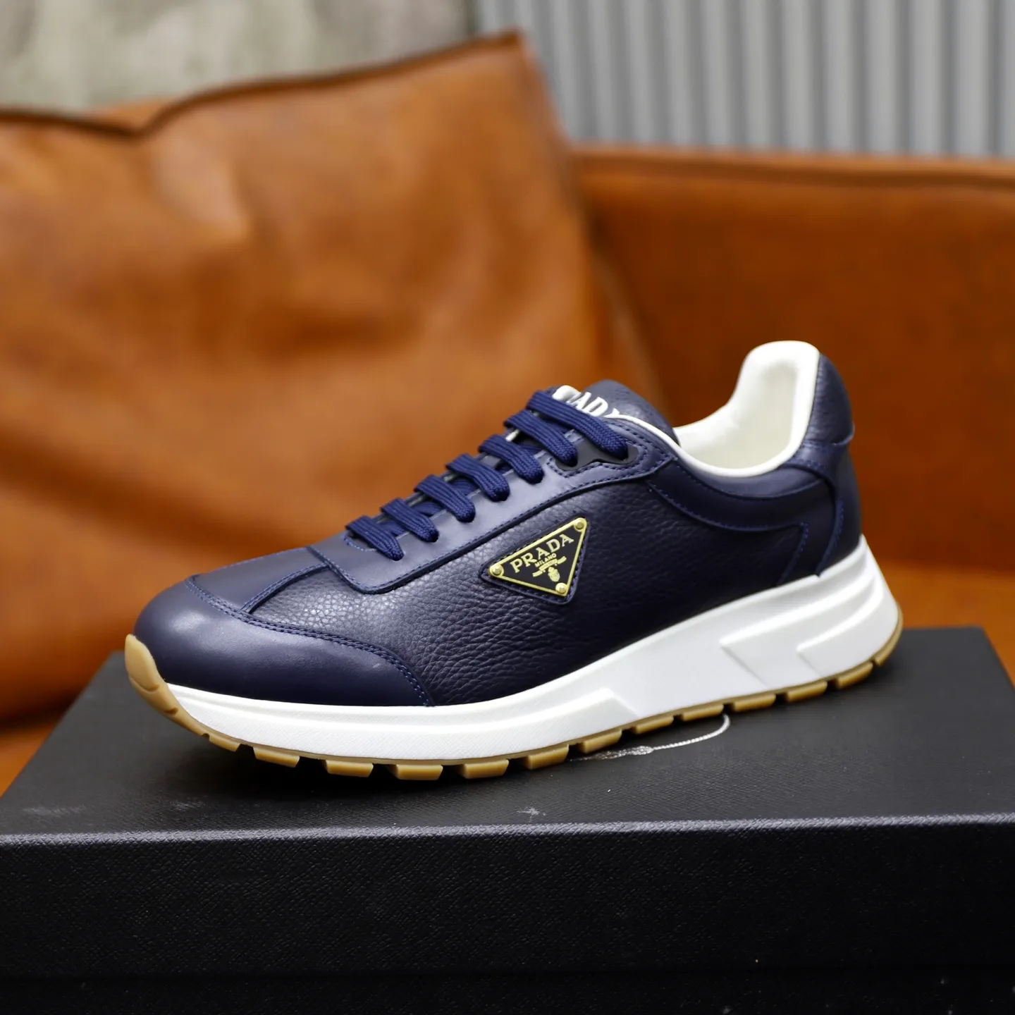 Factory price: 740💰Top original order Brand: PRADA (Prada) Standard code: Men's size 38/44 (45 can be customized) Grade: Same as the official website Material: Original cowhide stitching imported cowhide lining Original combination two-color wear-resistant soft outsole Style category: Leisure and sports version Young fashion European and American trend British style Color: Real picture color